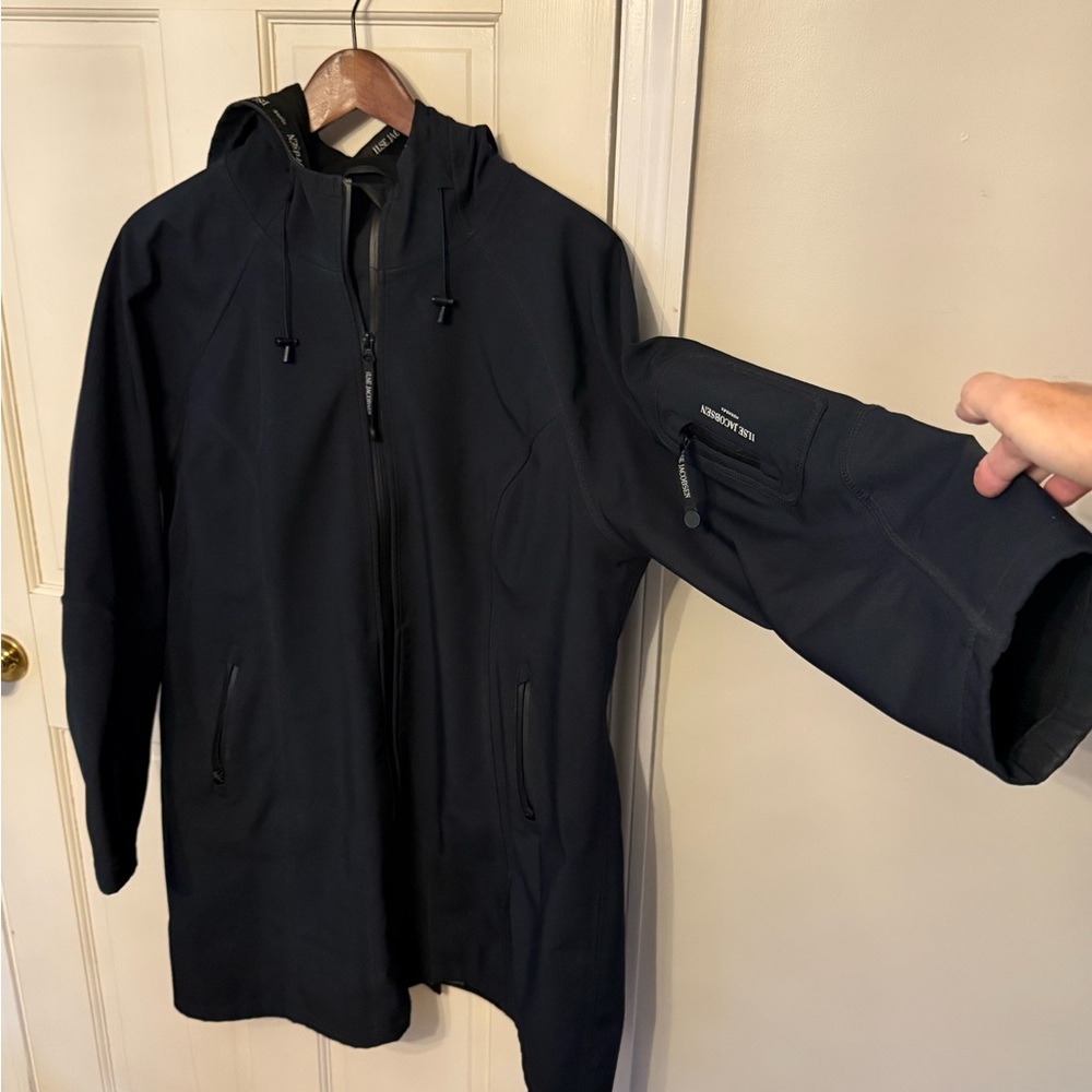 Ilse Jacobsen Women’s 1x Navy Hooded Raincoat

(Size EU 48, US 18)